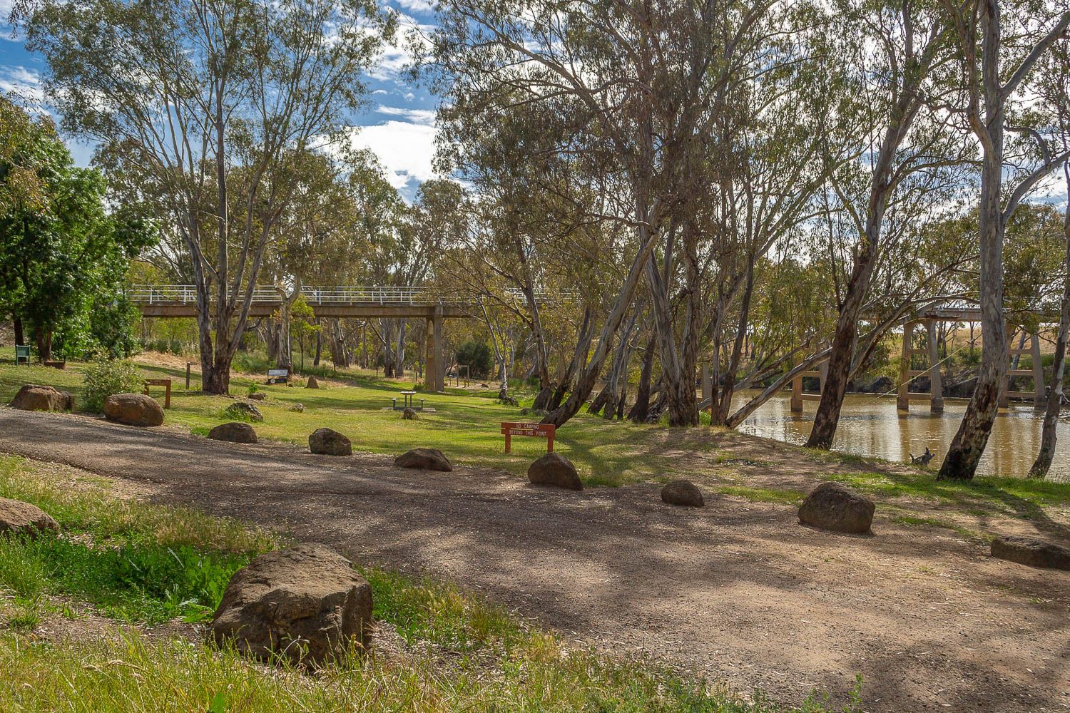Bush and riverside setting around Laanecoorie